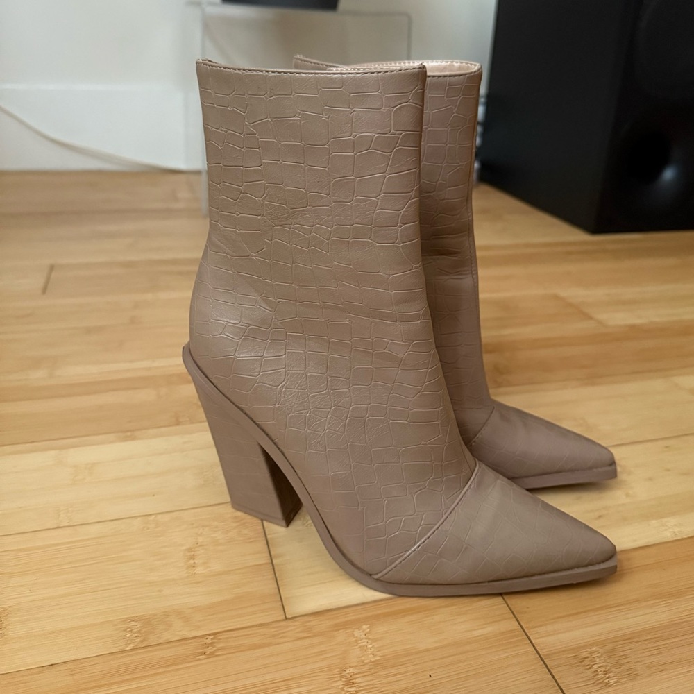 Nasty Gal - Tan Croc-Embossed Ankle Boots